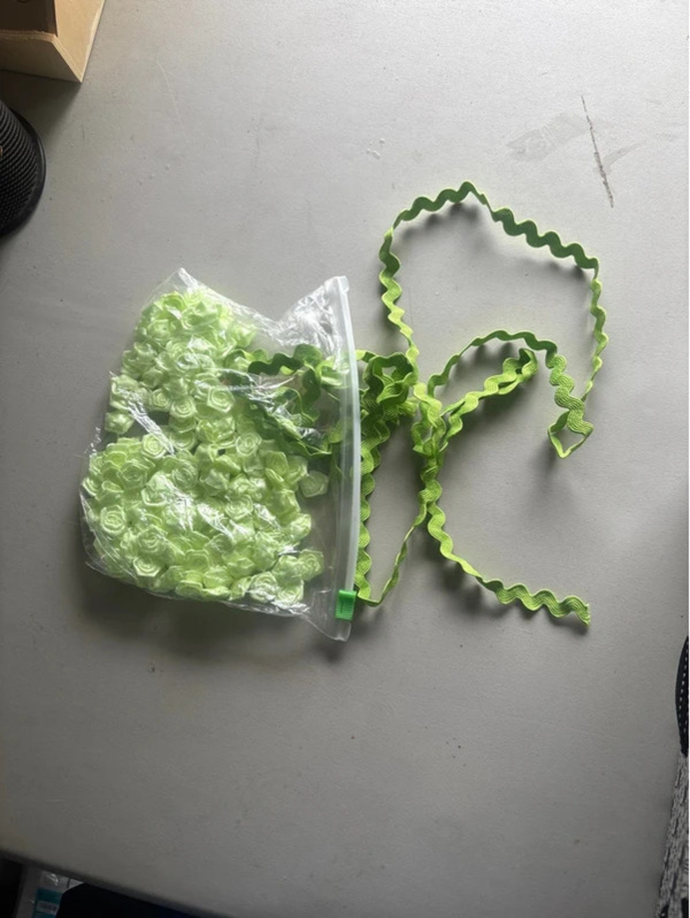 Bag of silk green flowers with zigzag ribbon